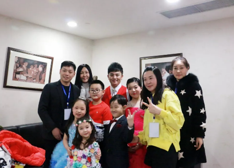 少儿春晚彩排后台,温馨而又其乐融融金话筒老师,学员与金豆哥哥合影