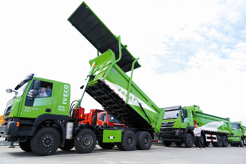 驰田汽车公司新研发的摆臂式整体盖智能环保渣土车