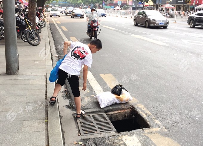 这块缺失的井盖已经被补上.