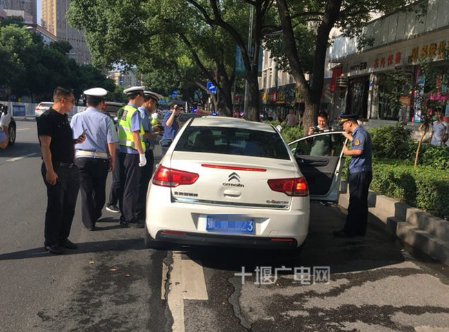 十堰查黑車不手軟交警運管一起聯動