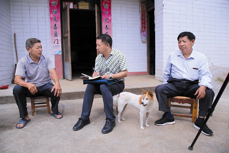 安阳镇冷水庙村易地扶贫搬迁对象王士平和张年芬夫妇欢欢喜喜搬进新家