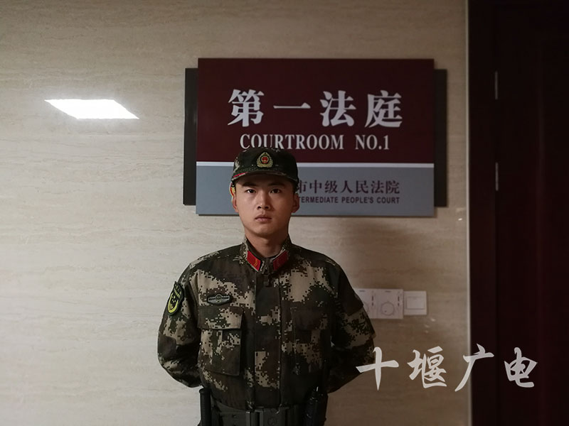 十堰中院公开审理陈富刚等31名被告人涉黑犯罪案