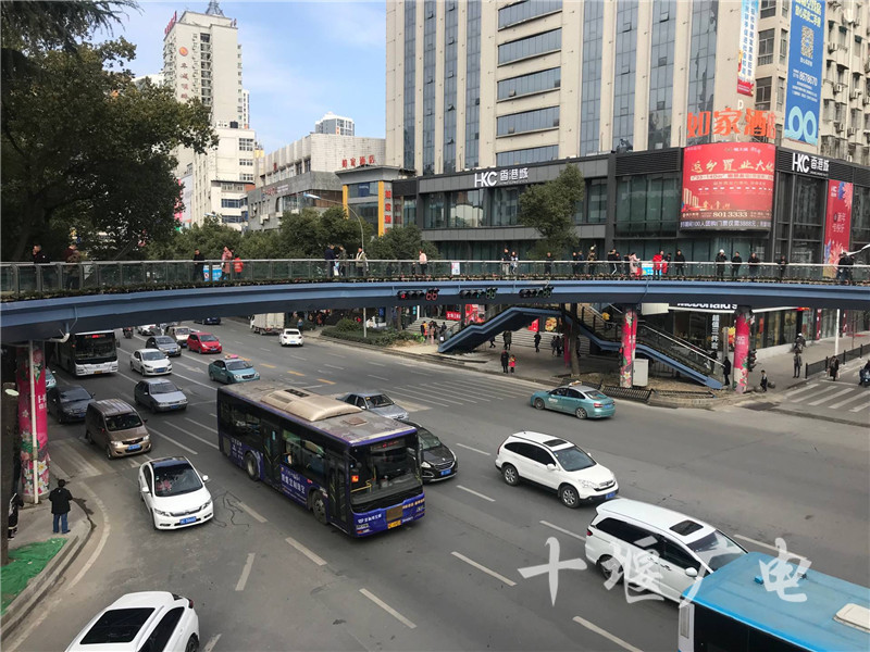 十堰邮电街过街人行天桥今日试运行