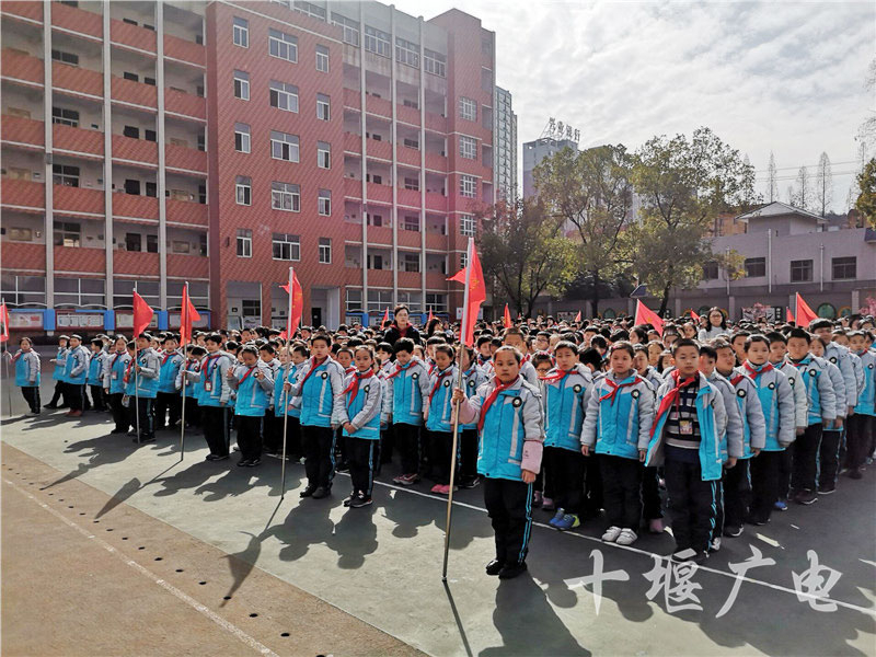 十堰市实验小学学雷锋活动月启动