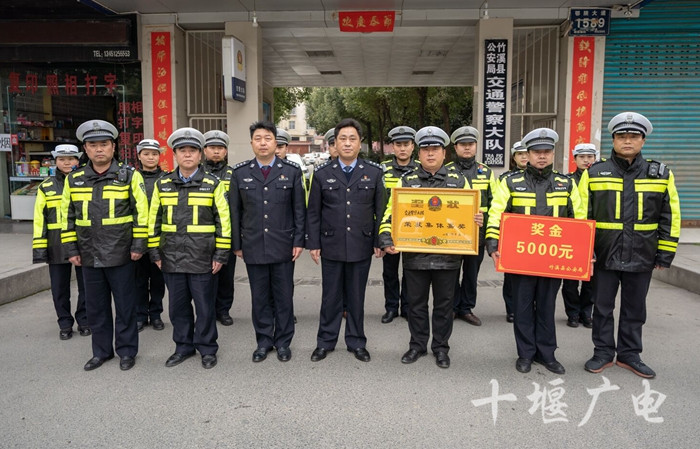 沟的超限超危检查站,为该县交警大队大队长沈奎全现场颁发三等功奖章