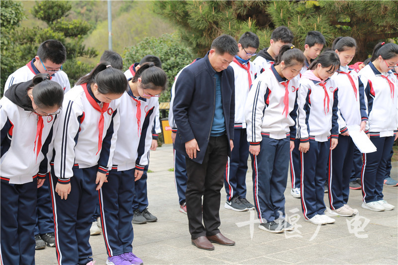 十堰市实验中学开展"清明祭英烈"活动