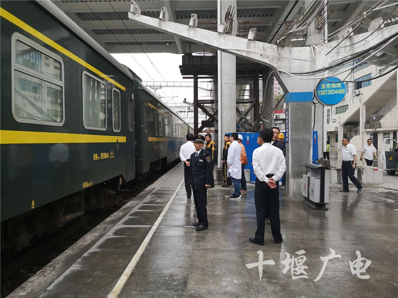 (工作人员和医护人员提前在站台等候)14时11分,正在组织k257次列车