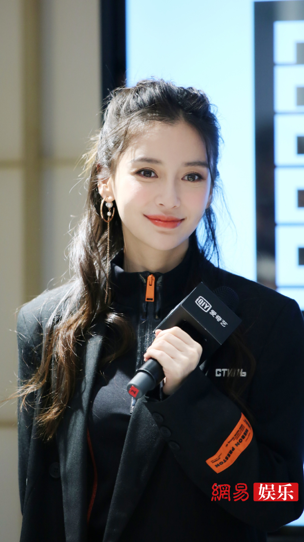 1/8angelababy 近日,angelababy现身某活动,她皮肤白皙红唇吸睛,颜值