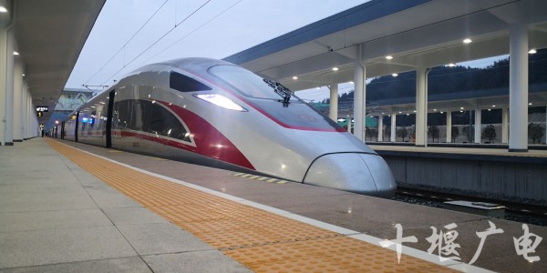 k390/1次,提高列车等级为直达特快列车,车次改为z392/89 z390/1 次