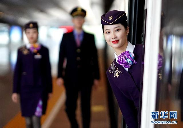 00后高铁女乘务员首次上岗实习