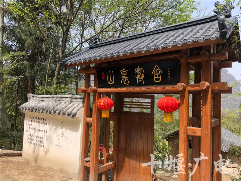 发往索道旅游大巴→给师傅说大湾村委会下车→5分钟到山里寒舍民宿