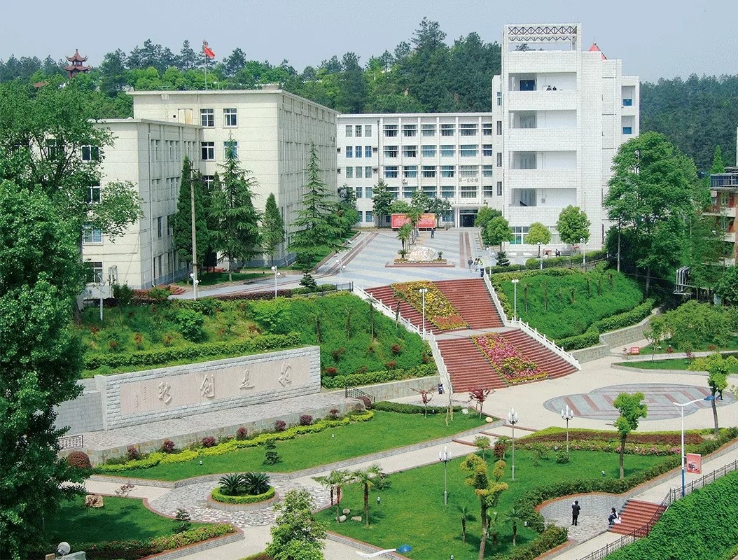 十堰拥有清华大学汽车系援建全国唯一以"汽车"命名的高等院校——湖北