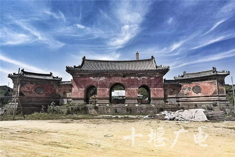 70米.东距"治世玄岳"石牌坊1千米,西距玄天玉虚宫2.