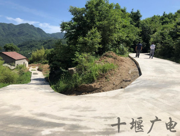 脱贫攻坚看变化房县万峪河乡扶贫系列报道从路在何方到路在脚下