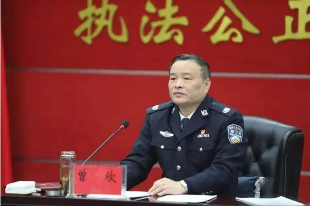 曾欣生于1966年10月,毕业于中国刑事警察学院,长期在公安部十二局工作