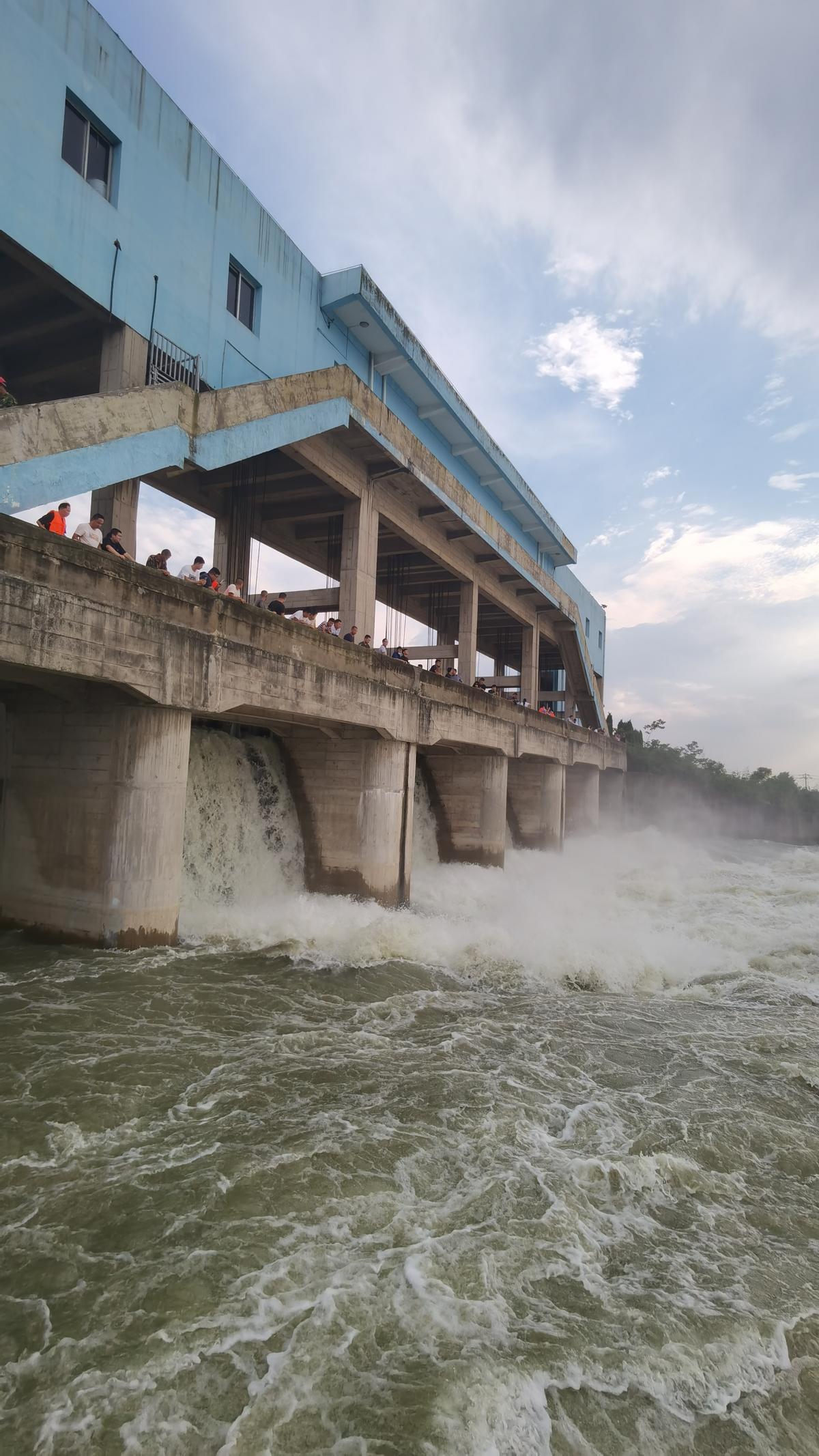 网湖首次开闸分洪 缓解富河防汛压力