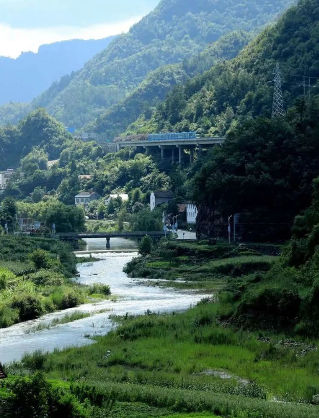 一场夏雨过后丹江口吕家河村云雾萦绕,沃野田畴,青山之间的村庄如同