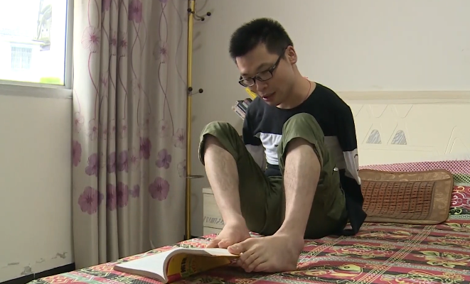 励志十堰无臂青年王院生用双脚打字书写电商人生