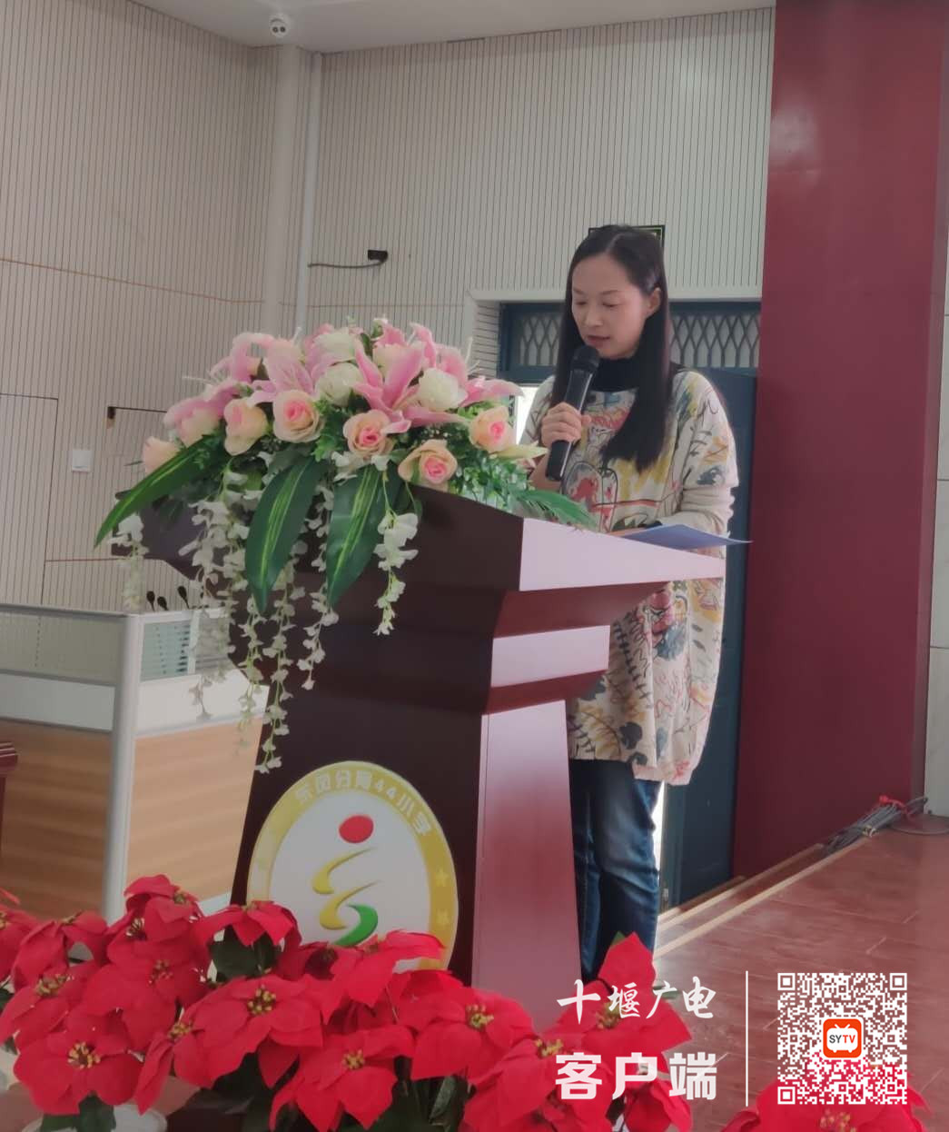 新闻中心 专题文章添加 正文副校长谭静向参加"青蓝工程"的教师表示