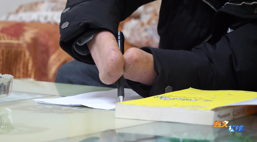 向他致敬马正发没了双手但有桃李满园