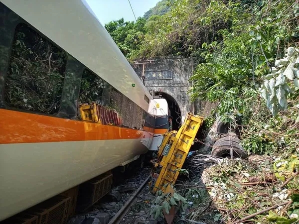 火车撞隧道图片