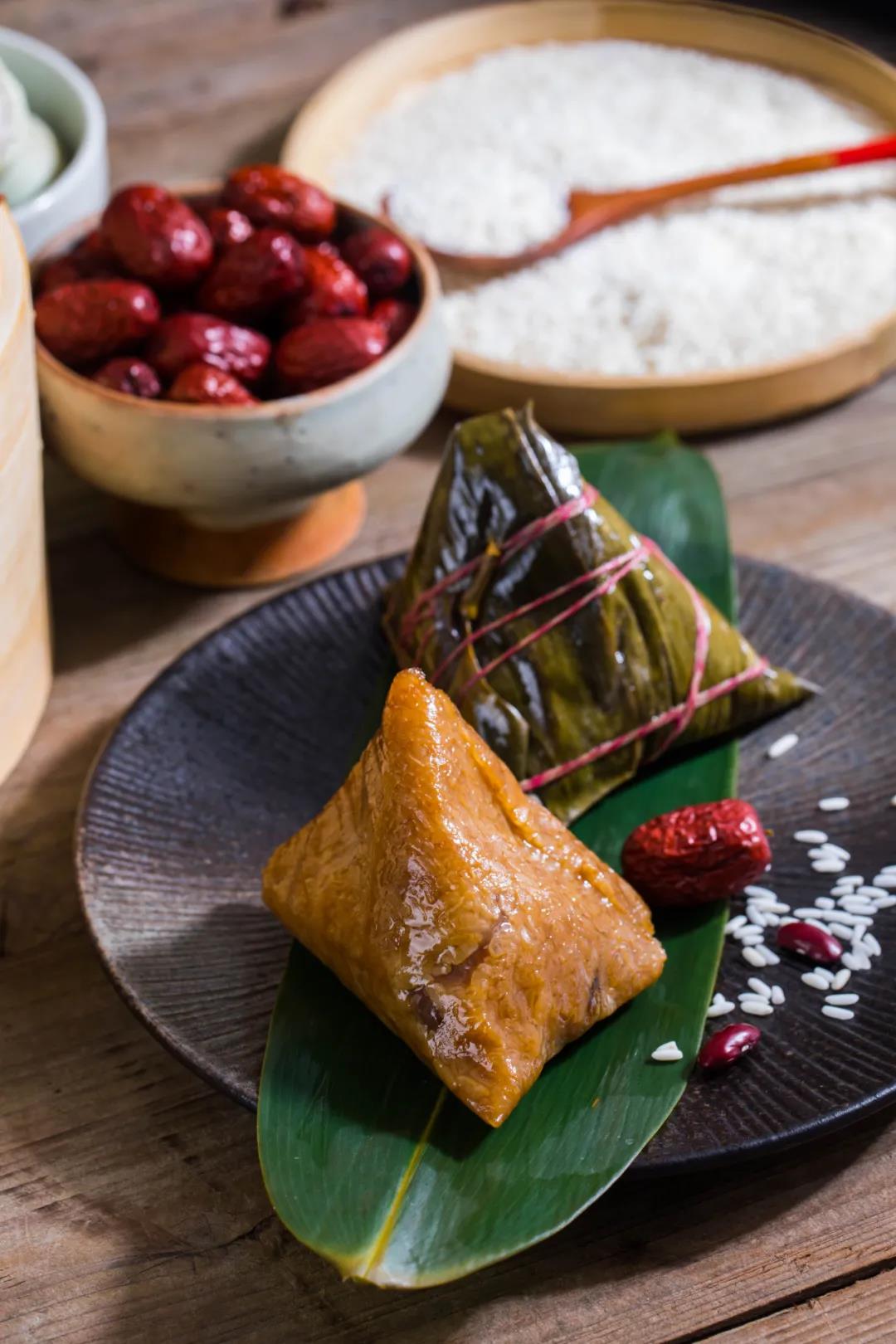 屈原投江之后,屈原家乡的人们为了不让蛟龙吃掉屈原的遗体,纷纷把粽子