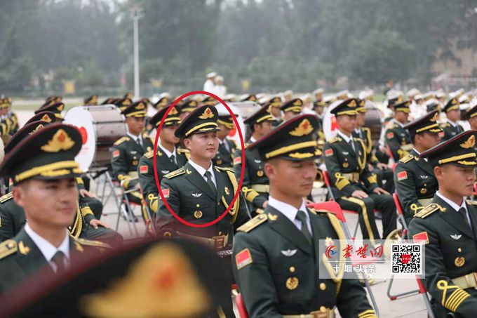 联合军乐团在天安门广场演奏 十堰籍军乐手杨东龙担任长笛演奏员