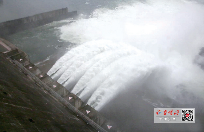 4個深孔閘門洩洪 丹江口水庫繼續加大下洩流量